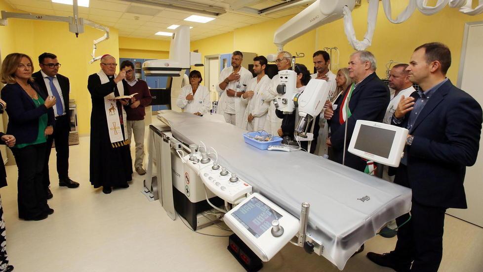 La benedizione del nuovo angiografo (Fto Nucci)