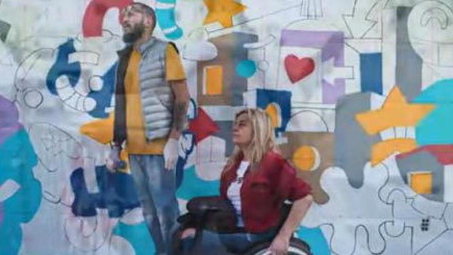 Il muro della felicità tra colori e fantasia