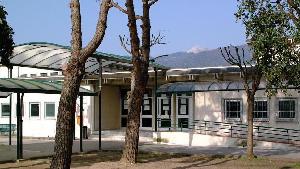 Palestra inagibile per i lavori, la lezione si fa all’aria aperta