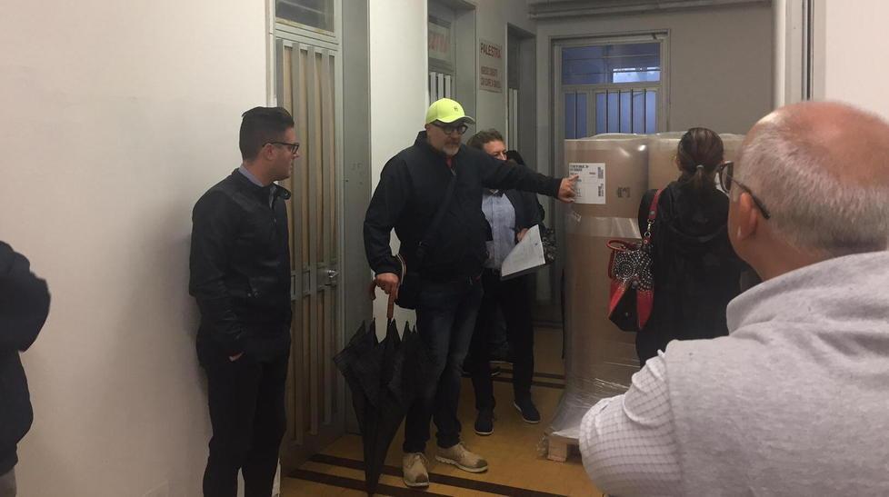 I consiglieri litigano sul tappeto da volley 