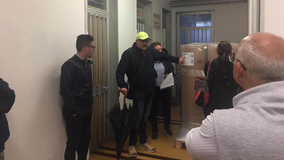 I consiglieri litigano sul tappeto da volley