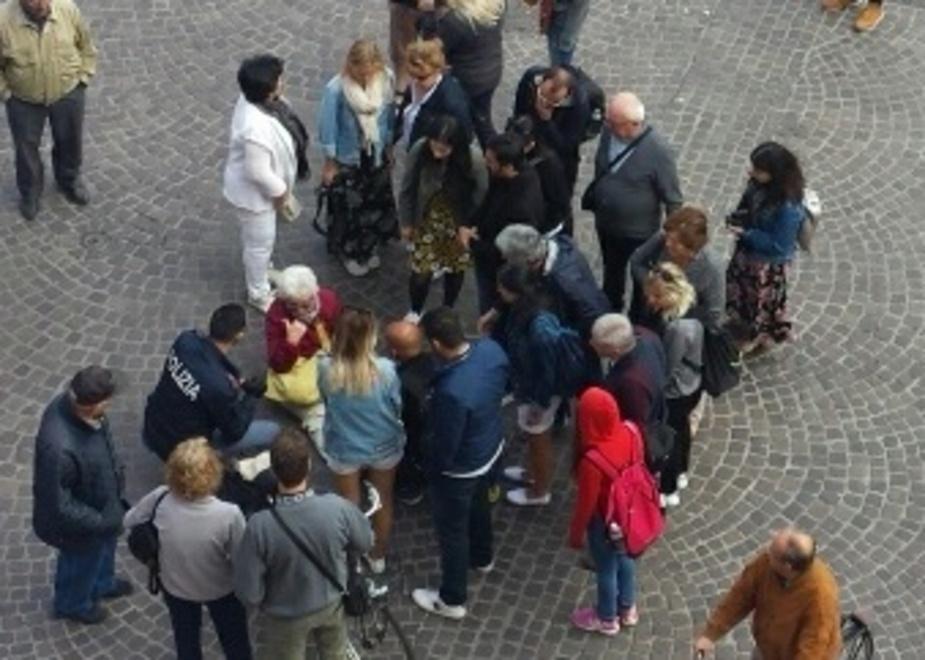 Scontro tra due bici davanti al duomo anziana all’ospedale