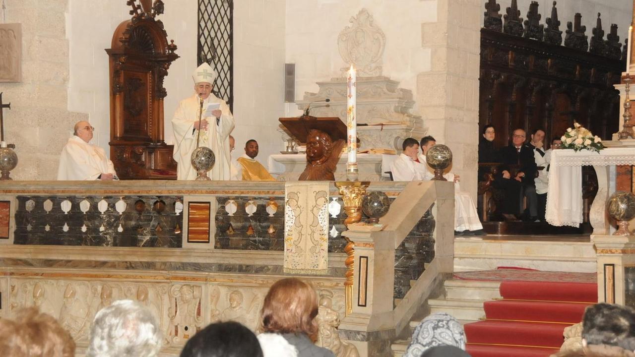 Al Duomo il rito con il passaggio del bastone pastorale