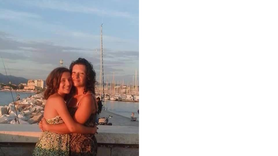 Nicolina Pacini con la madre Donatella Rago sul molo di Viareggio