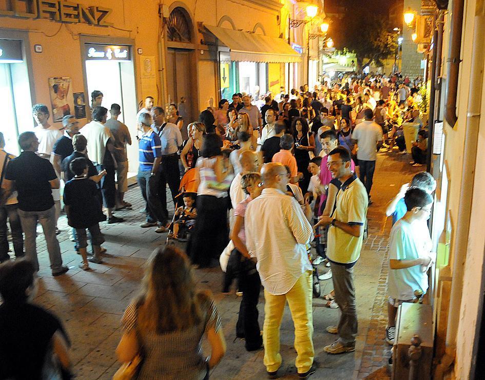 Via Dritta affollata per Shopping sotto le stelle