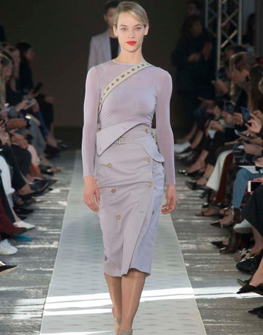Sugli abiti Max Mara sbocciano i fiori e si tingono di malva 