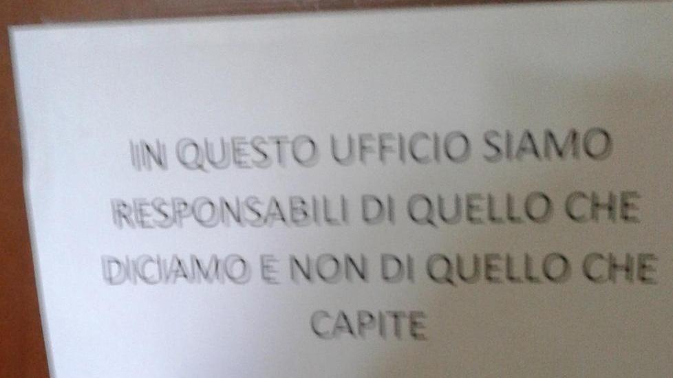 Cartello affisso in Comune divide sindaco e cittadini