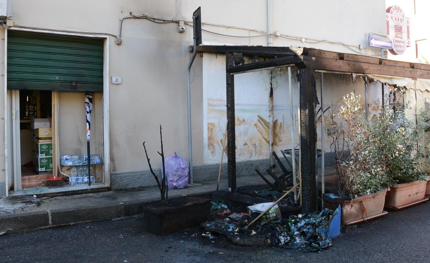 Notte di fuoco in città, nel mirino l’Harry’s Cafè 