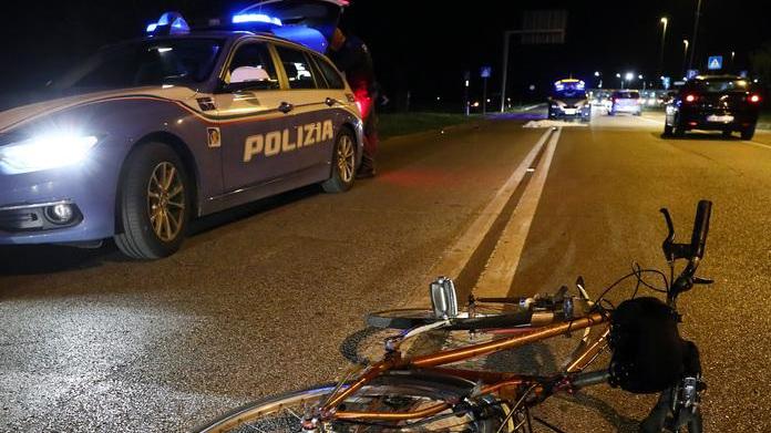 Ragazzo muore in bici travolto da un'auto