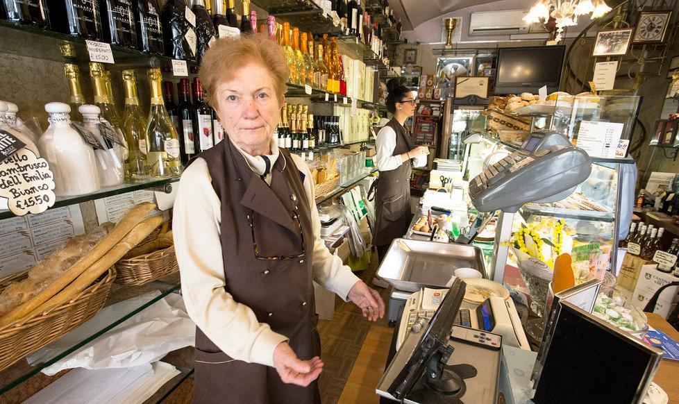 Modena, via Emilia centro: ladro in pasticceria S. Biagio ruba i soldi della cassa 