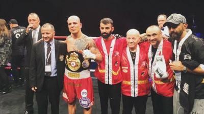 Alessandro Goddi con la cintura appena conquista