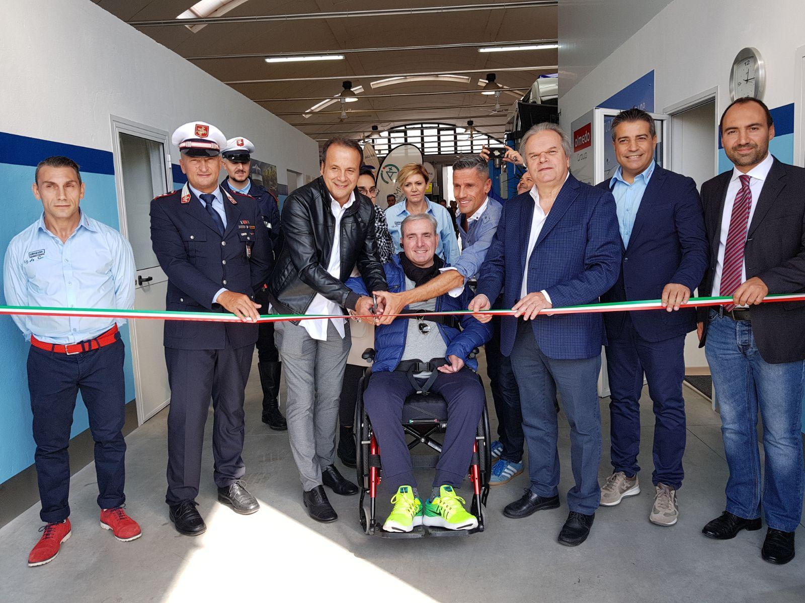 Il taglio del nastro della Pegaso-Olmedo con il maresciallo Giangrande, il sindaco Lorenzini e i dirigenti dell'azienda

