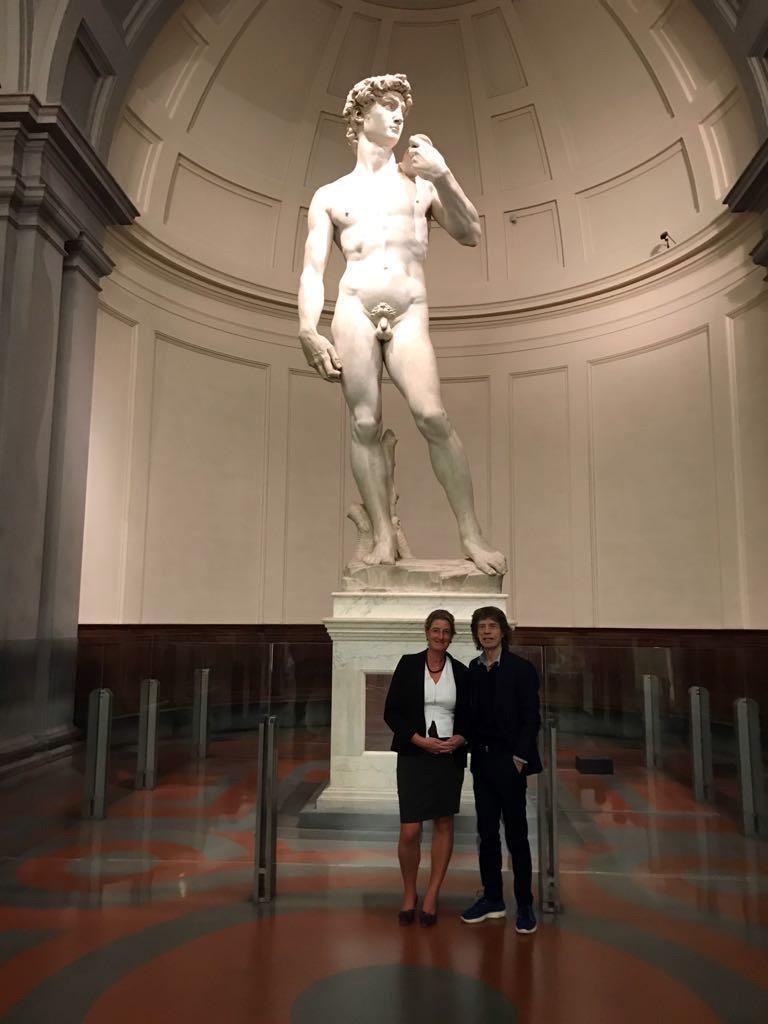 Mick Jagger e la direttrice della Galleria dell'Accademia, Cecilie Hollberg, davanti al David di Michelangelo