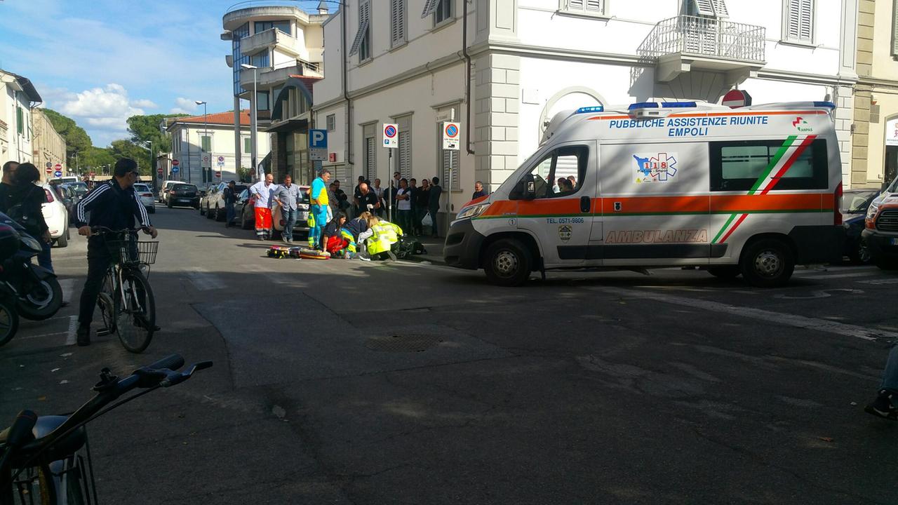 Scende dall'auto, si accascia a terra e muore