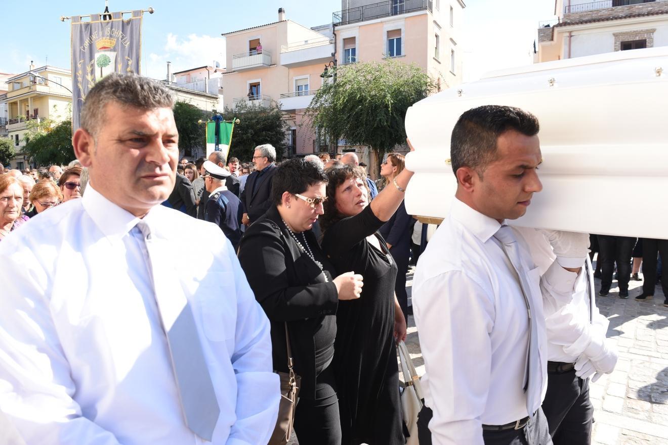 Un momento dei funerali di Nicolina Pacini a Ischitella