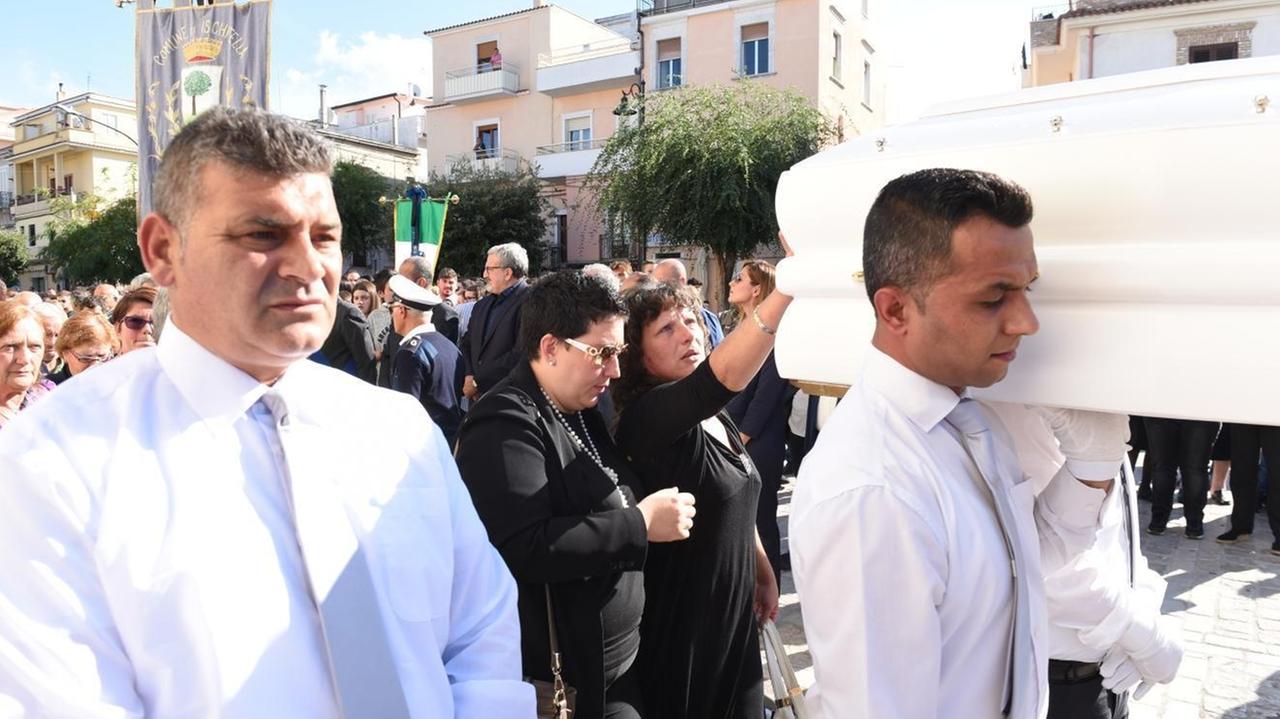 Un momento dei funerali di Nicolina Pacini a Ischitella