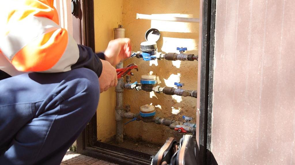 Un addetto di Abbanoa alle prese con un contatore
