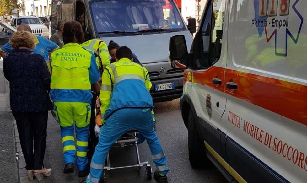 I soccorsi alla donna in via Cavour (Foto Agenzia Carlo Sestini)
