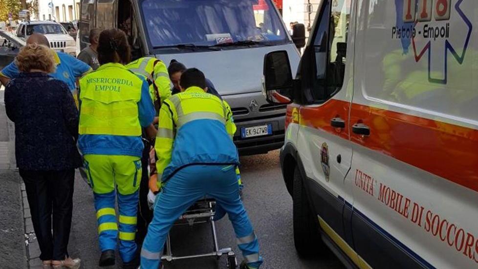 I soccorsi alla donna in via Cavour (Foto Agenzia Carlo Sestini)
