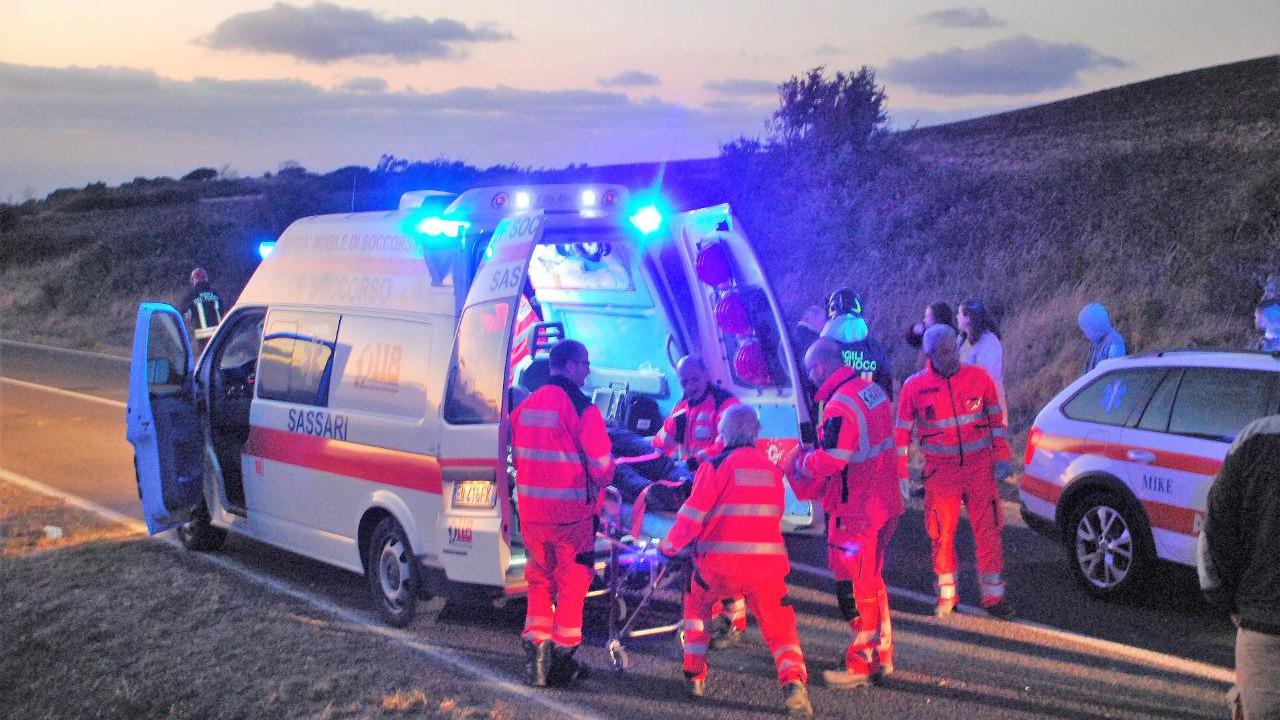 I soccorsi dopo l'incidente sulla Nulvi-Tergu