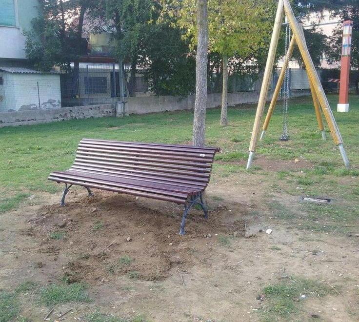 Tre panchine nuove allestite nel parco di via Cividale
