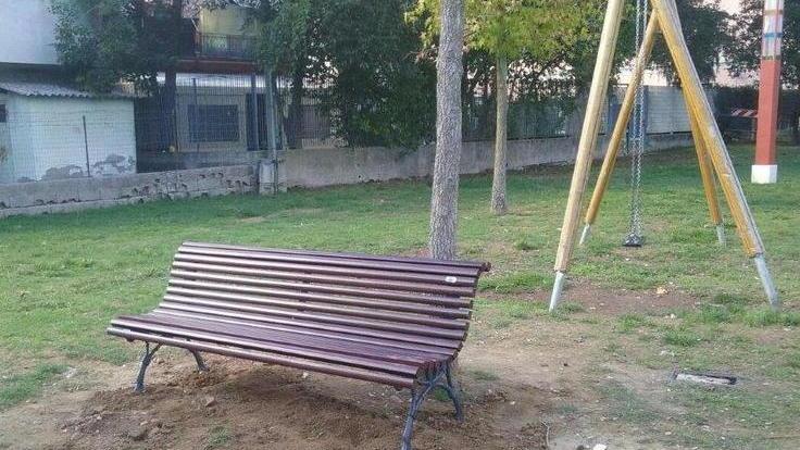 Tre panchine nuove allestite nel parco di via Cividale