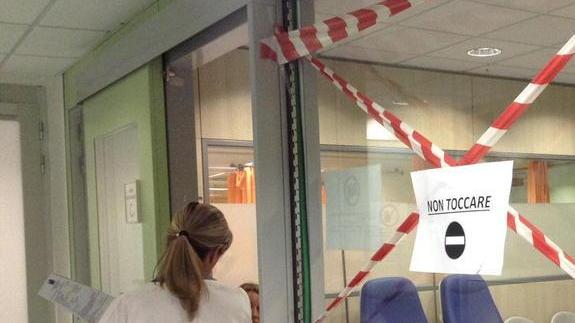Sfonda il vetro del pronto soccorso e ferisce una guardia