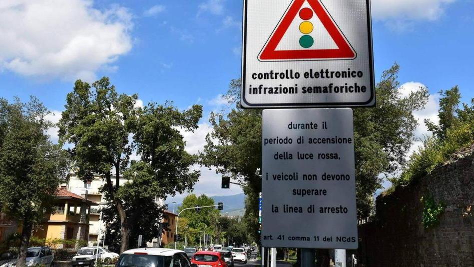 Ecco i cartelli anti-multa ai nuovi semafori