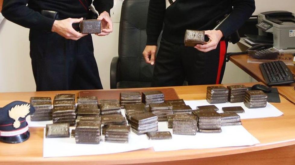 Ai domiciliari il “corriere” con 15 chili di droga