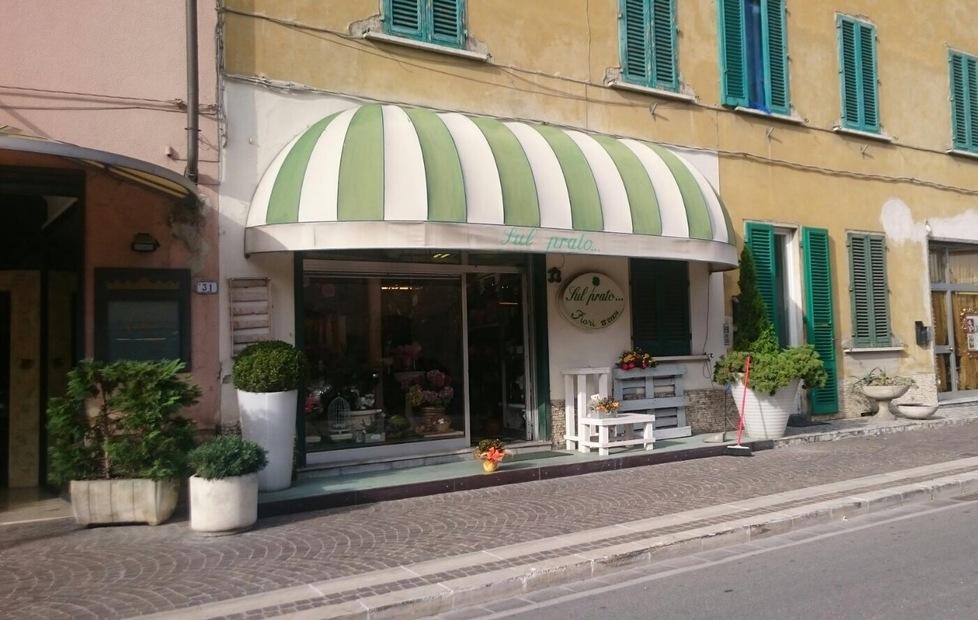 Vetrina spaccata al negozio di fiori Ma nessun furto