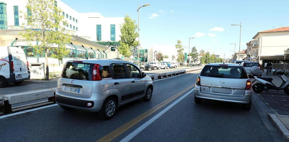 Il caos viabilità in viale Boccaccio nella zona dell’ospedale San Giuseppe di Empoli (Foto agenzia Carlo Sestini)