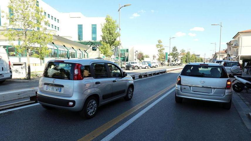 Il caos viabilità in viale Boccaccio nella zona dell’ospedale San Giuseppe di Empoli (Foto agenzia Carlo Sestini)
