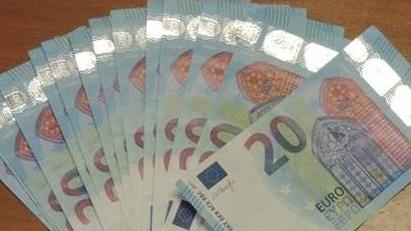 Cercano armi e trovano le banconote false