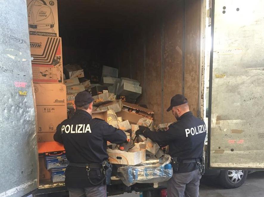 I ladri abbandonano camion di refurtiva