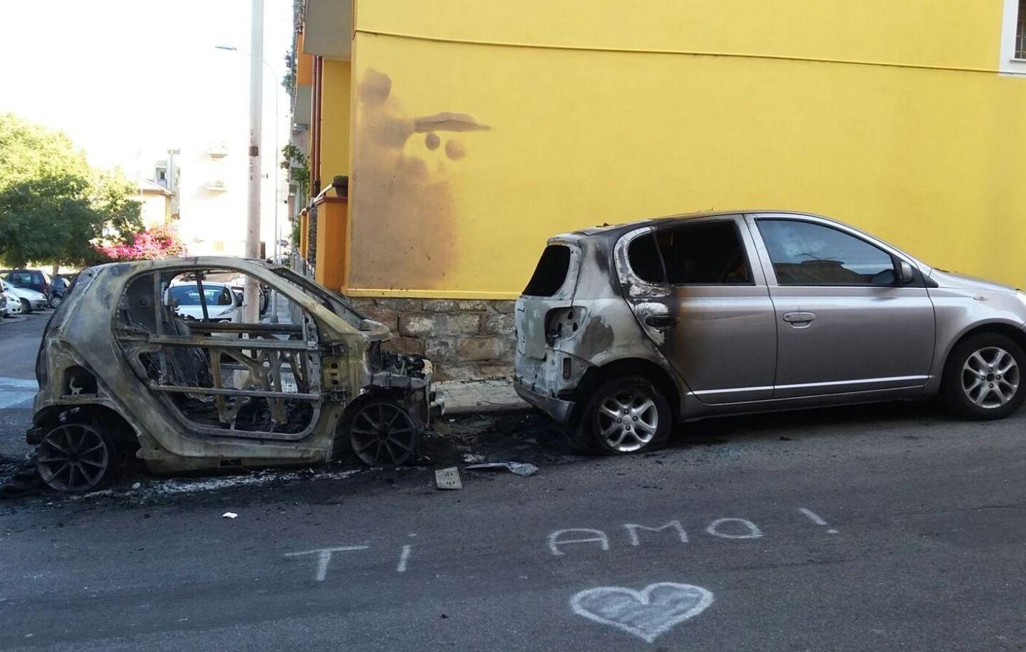 Notte di paura, distrutte tre auto 