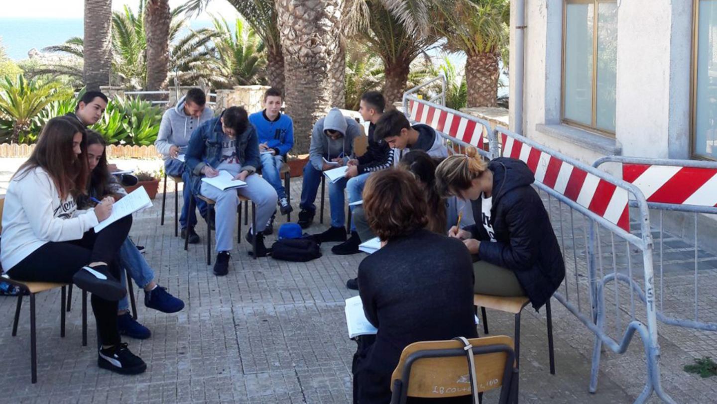 Scatta la protesta dei docenti: le lezioni in cortile per un’ora 