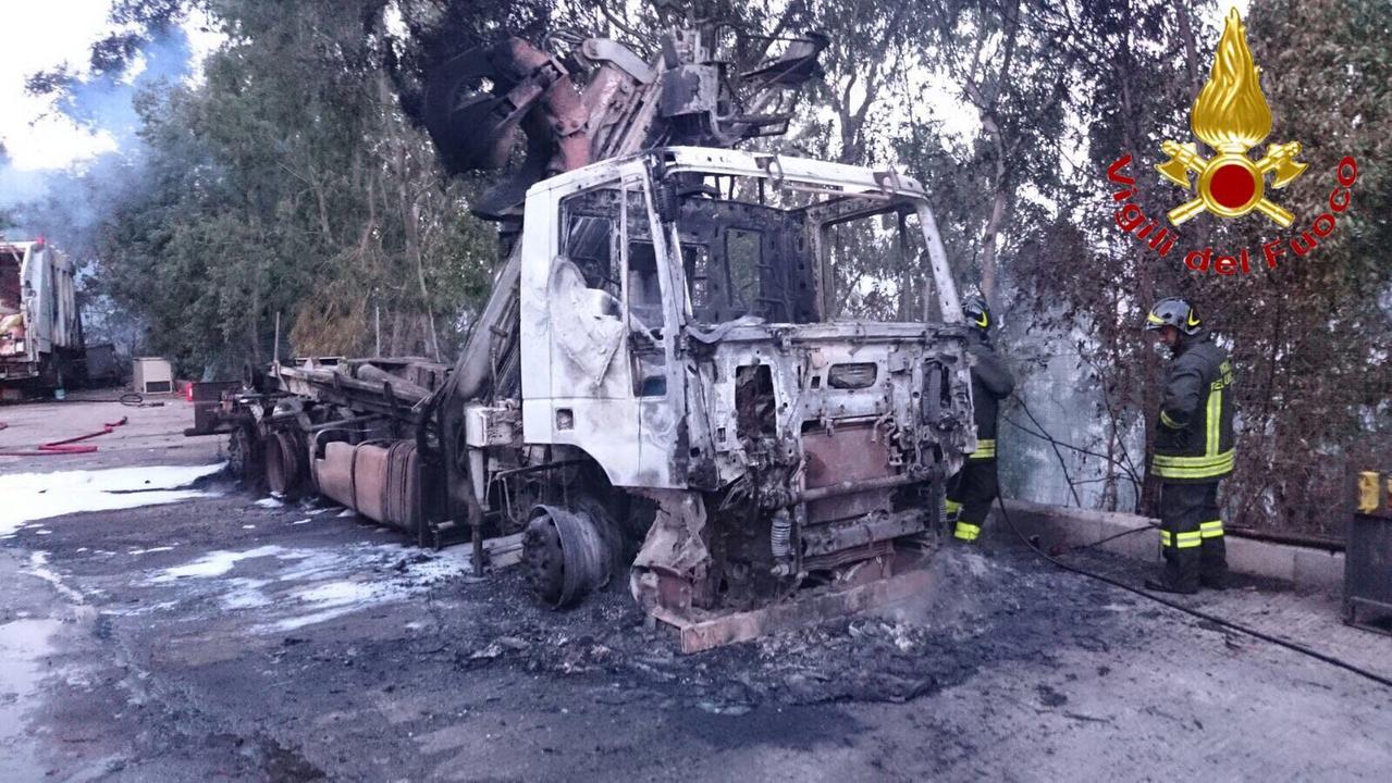 Dorgali, attentato incendiario: distrutti quattro camion per la raccolta rifiuti
