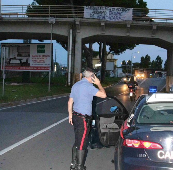 Striscione contro i carabinieri dal cavalcavia