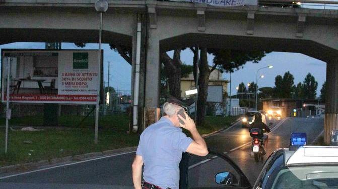 Striscione contro i carabinieri dal cavalcavia