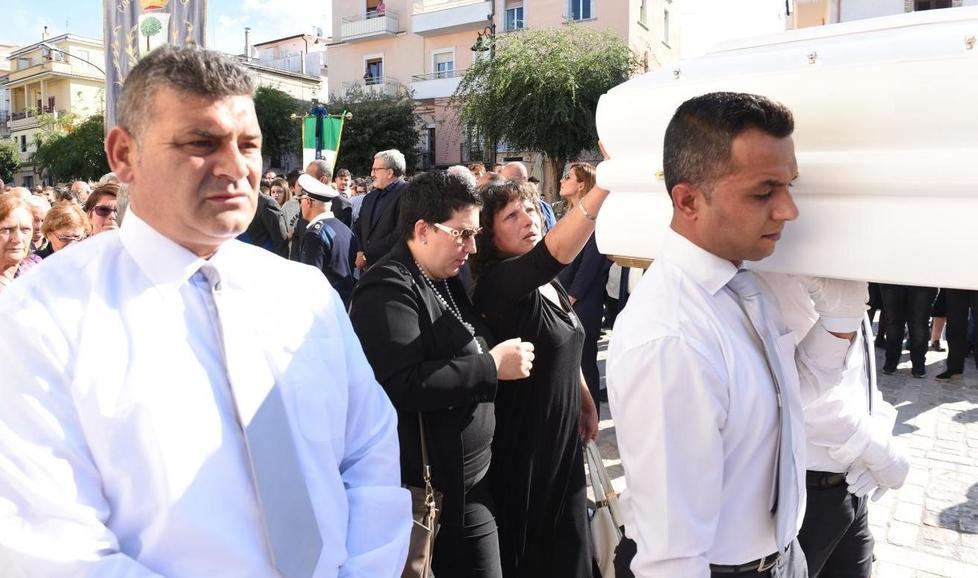 Lacrime e rabbia ai funerali di Nicolina