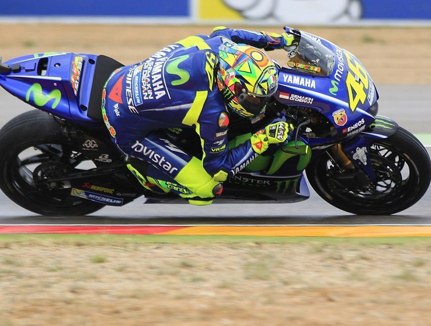 Valentino in prima fila con una gamba e mezza 