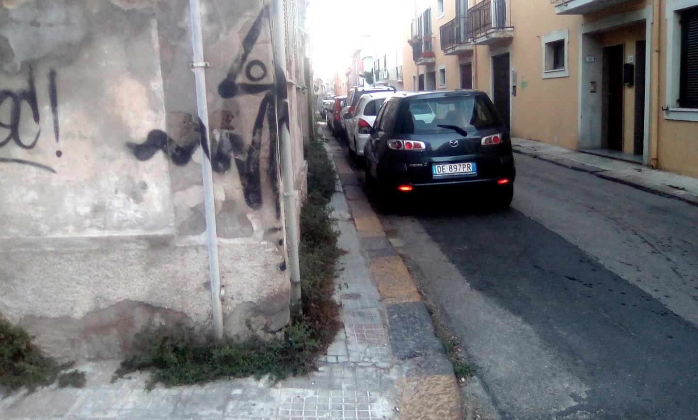 Sporcizia e abbandono in via Angioi