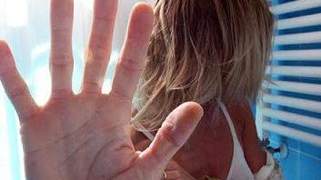 Minacciata e insultata sotto casa l’ex e il fratello finiscono in cella