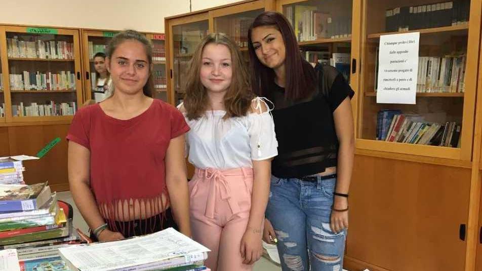 Gli studenti smistano i libri in prestito