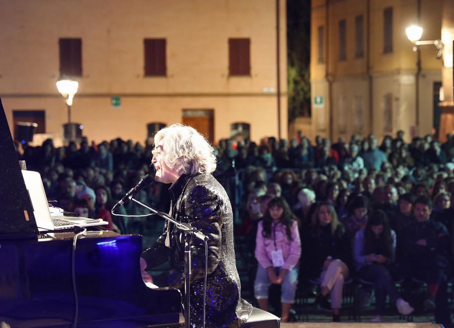 A Vignola Morgan al piano “gioca” con le parole. «I versi? Molto più seri delle canzoni» 