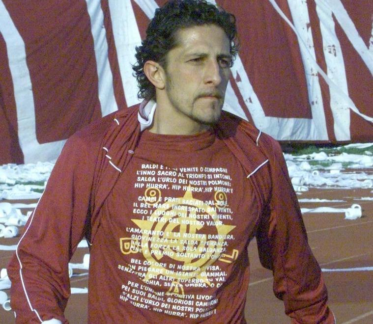 Igor Protti con una maglia significativa: l’inno del Livorno Calcio è stampato sopra