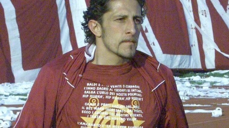 Igor Protti con una maglia significativa: l’inno del Livorno Calcio è stampato sopra
