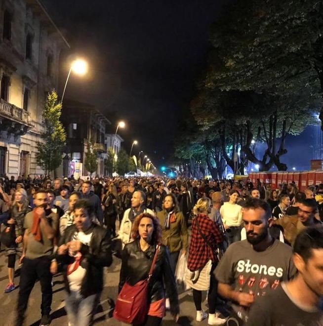 Deflusso notturno tra treni, auto e 15 minuti di caos 