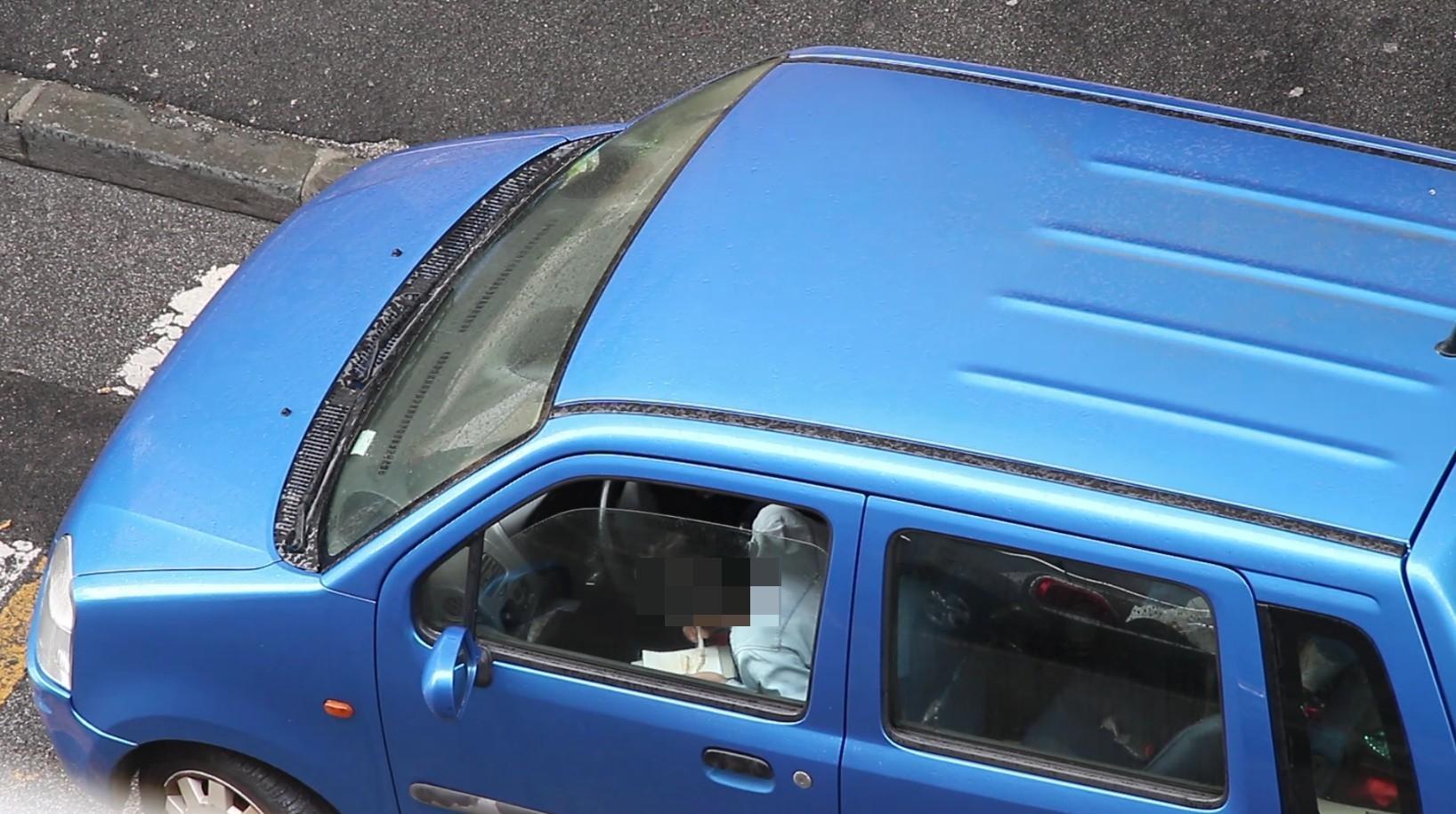 La segnalazione: «Due persone sniffano in auto con un bambino sul sedile posteriore»