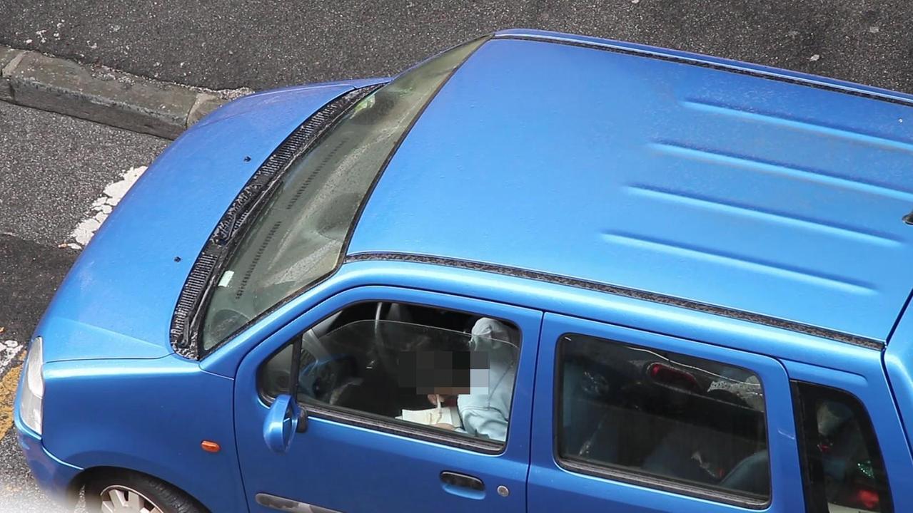 La segnalazione: «Due persone sniffano in auto con un bambino sul sedile posteriore»